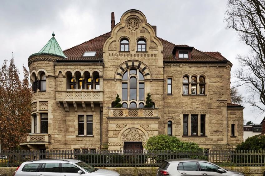 Фасадите на къщи в романски стил приличат повече на стените на крепост, отколкото на жилищна сграда Фасадите на къщи в романски стил приличат повече на стените на крепост, отколкото на жилищна сграда