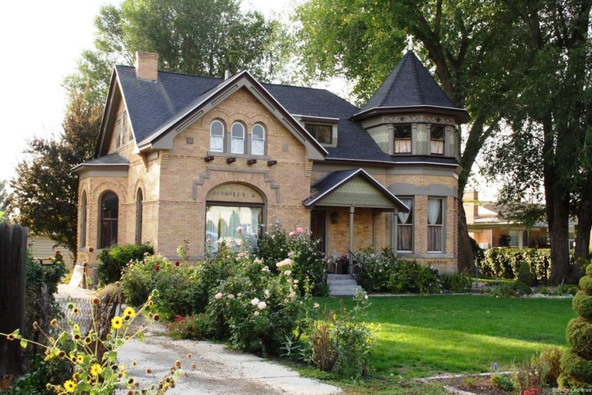 Характерните черти на романския стил са тежки и масивни тухлени стени, голям брой тухлени декори, врати, прозорци Характерните черти на романския стил са тежки и масивни тухлени стени, голям брой тухлени декори, врати, прозорци