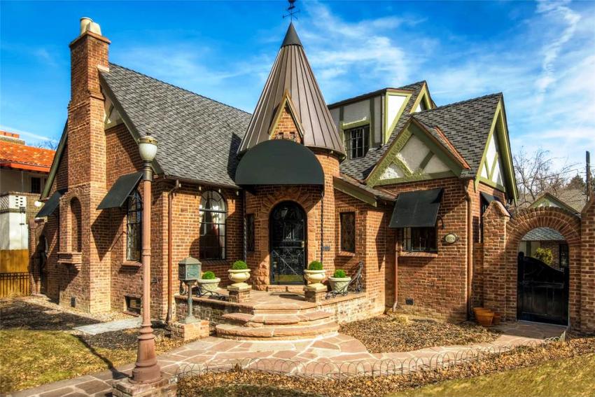 Извисяващи се кули, високи сводове и тесни прозорци са характерни черти на готическата къща Извисяващи се кули, високи сводове и тесни прозорци са характерни черти на готическата къща