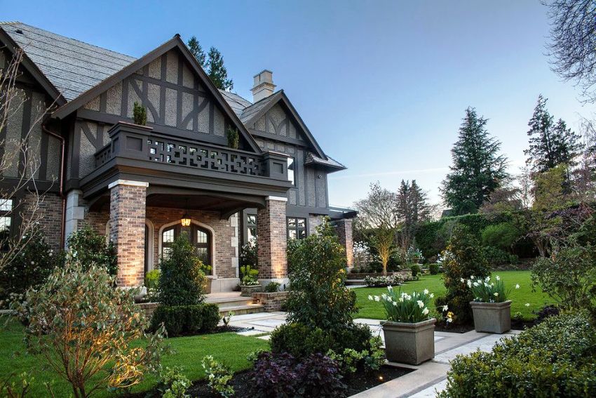 При изграждането на вила в готически стил е популярно да се използва голям брой орнаменти и шарки При изграждането на вила в готически стил е популярно да се използва голям брой орнаменти и шарки