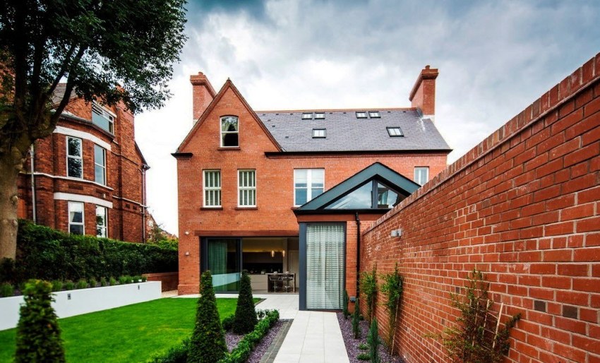 Двуетажните тухлени къщи изглеждат много хубаво и скъпо Двуетажните тухлени къщи изглеждат много хубаво и скъпо