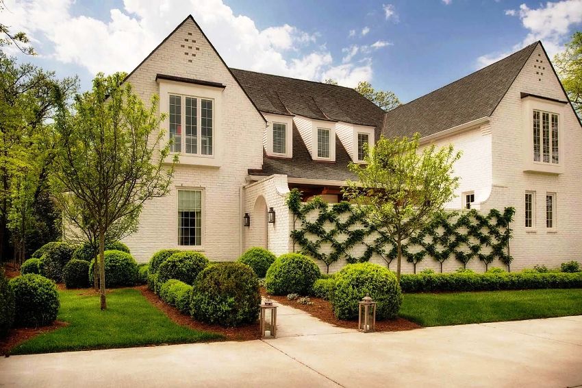 Сградите от бели тухли са издръжливи и имат доста дълъг експлоатационен живот Сградите от бели тухли са издръжливи и имат доста дълъг експлоатационен живот