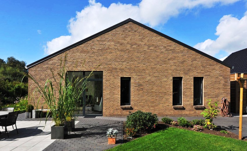 Жълтата тухла има доста висока якост и не избледнява с времето Жълтата тухла има доста висока якост и не избледнява с времето