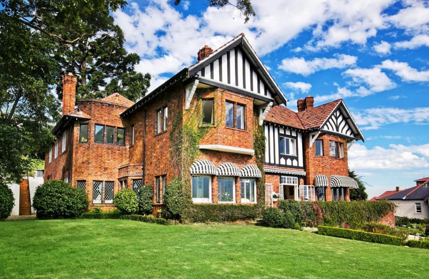 Тухлата се използва в строителството от няколко века в различни стилове. Тухлата се използва в строителството от няколко века в различни стилове.