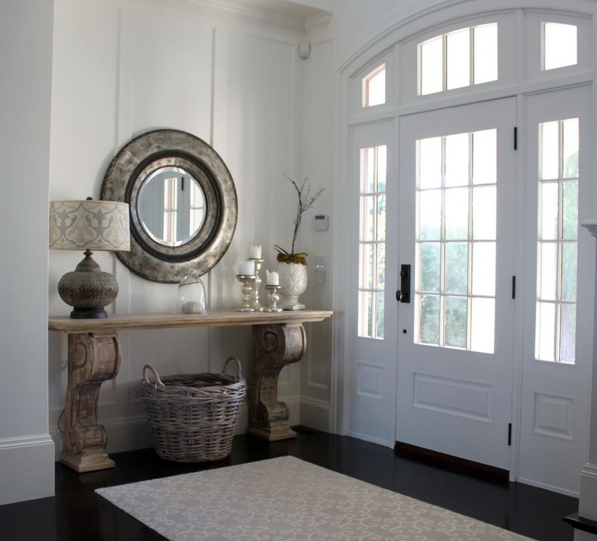 Die Konsole im Flur ist nicht nur eine Dekoration, sondern auch ein voll funktionsfähiges Möbelstück Die Konsole im Flur ist nicht nur eine Dekoration, sondern auch ein voll funktionsfähiges Möbelstück