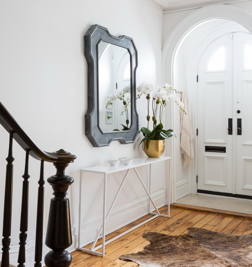 Für die Herstellung von Konsolen werden neben Holz auch Metall und Kunststoff verwendet. Für die Herstellung von Konsolen werden neben Holz auch Metall und Kunststoff verwendet.