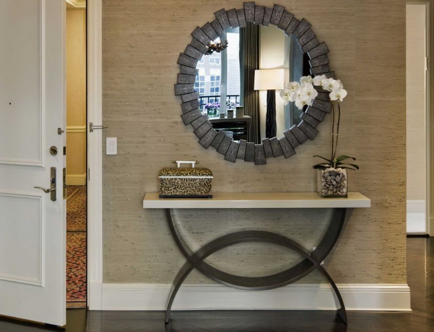 Die Konsole im klassischen Stil zeichnet sich durch glatte Linien und strenges Design aus Die Konsole im klassischen Stil zeichnet sich durch glatte Linien und strenges Design aus