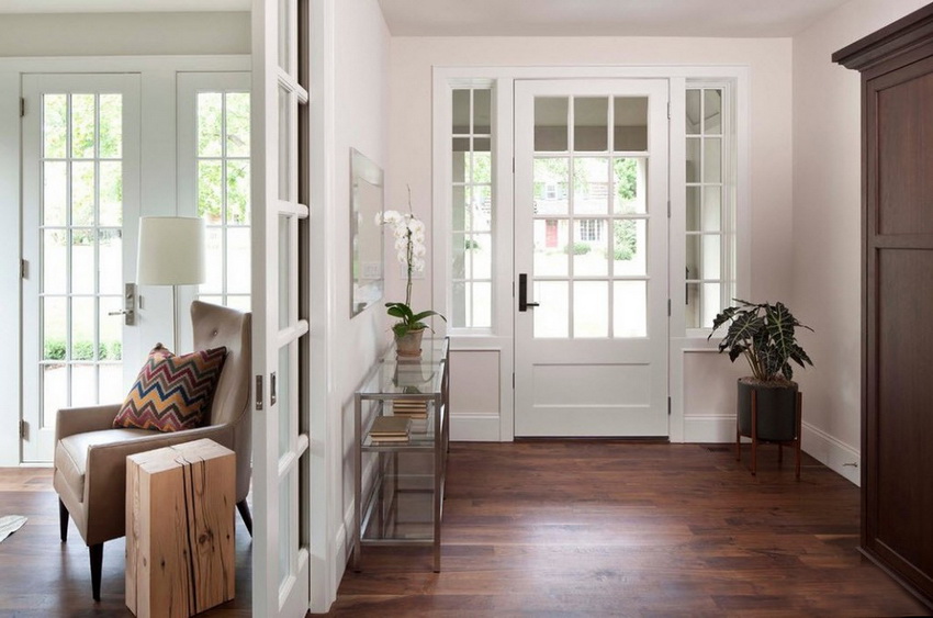 Konsole mit Glasplatte erzeugt einen Lichteffekt in der Gestaltung des Flurs Konsole mit Glasplatte erzeugt einen Lichteffekt in der Gestaltung des Flurs