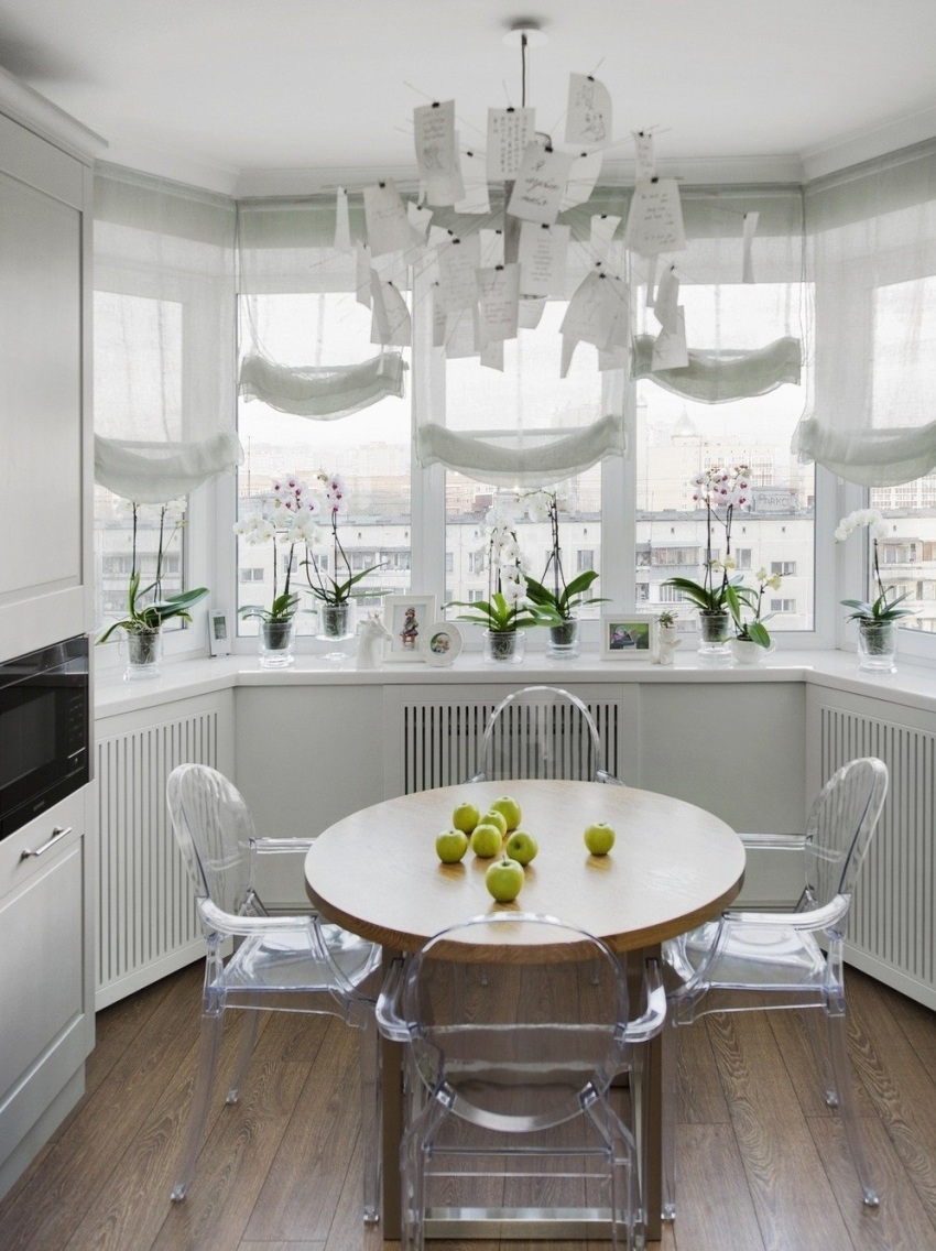 По-целесъобразно е да изведете групата за хранене на балкона, това ще освободи доста място за други мебели в кухнята По-целесъобразно е да изведете групата за хранене на балкона, това ще освободи доста място за други мебели в кухнята