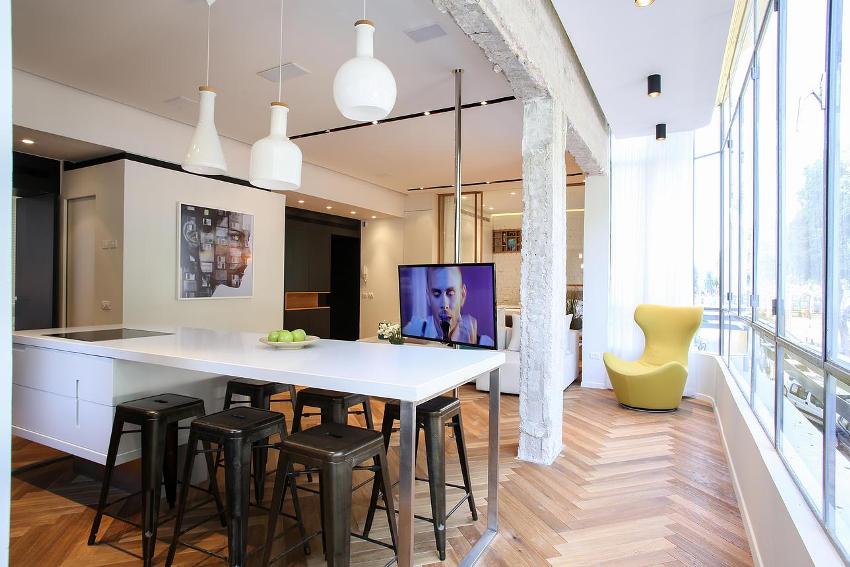 Демонтирането на стени, прозорци, врати и праг към балкона освобождава повече място за кухнята Демонтирането на стени, прозорци, врати и праг към балкона освобождава повече място за кухнята