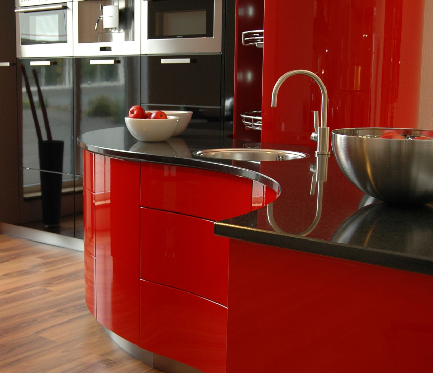 Radiaaliset huonekalut korkean teknologian kulmakeittiöön näyttävät epätavallisilta ja houkuttelevilta Radiaaliset huonekalut korkean teknologian kulmakeittiöön näyttävät epätavallisilta ja houkuttelevilta