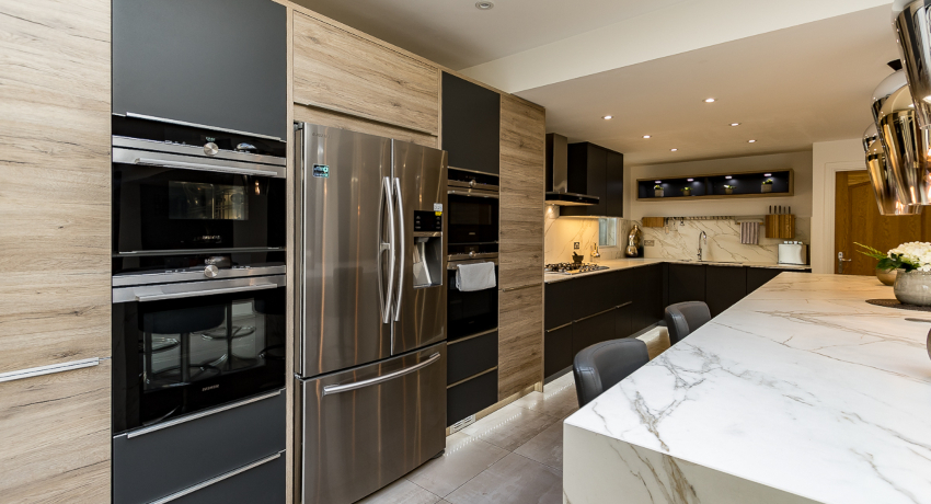 Huipputekninen keittiö on lakoninen, muotojen yksinkertaisuus ja geometristen viivojen vakavuus Huipputekninen keittiö: ultramoderni ja tekninen sisustus