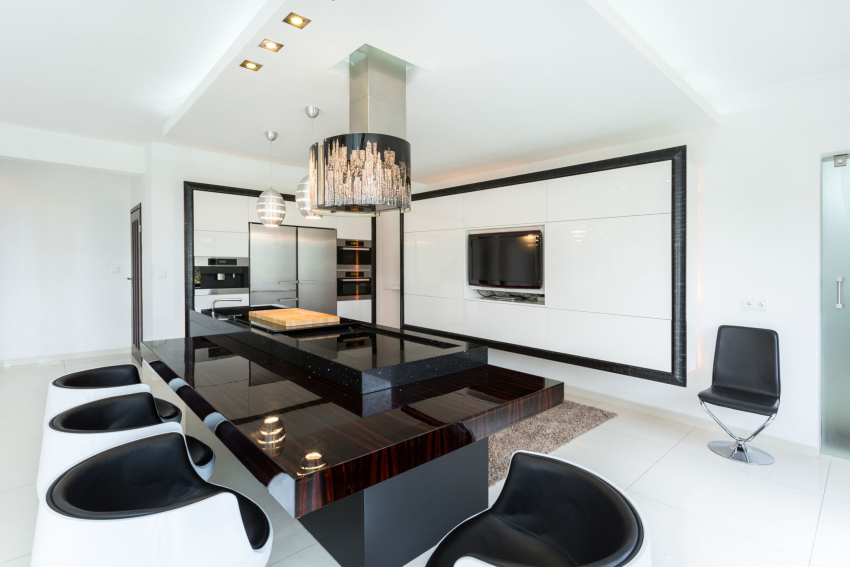 Huipputekninen tyyli keittiössä mahdollistaa sekä himmeän että läpinäkyvän lasin käytön Huipputekninen tyyli keittiössä mahdollistaa sekä himmeän että läpinäkyvän lasin käytön