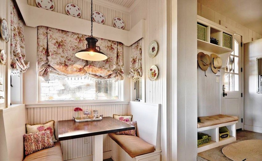 Blomstretrykk på gardiner er det mest populære i Provence-stil Blomstretrykk på gardiner er det mest populære i Provence-stil