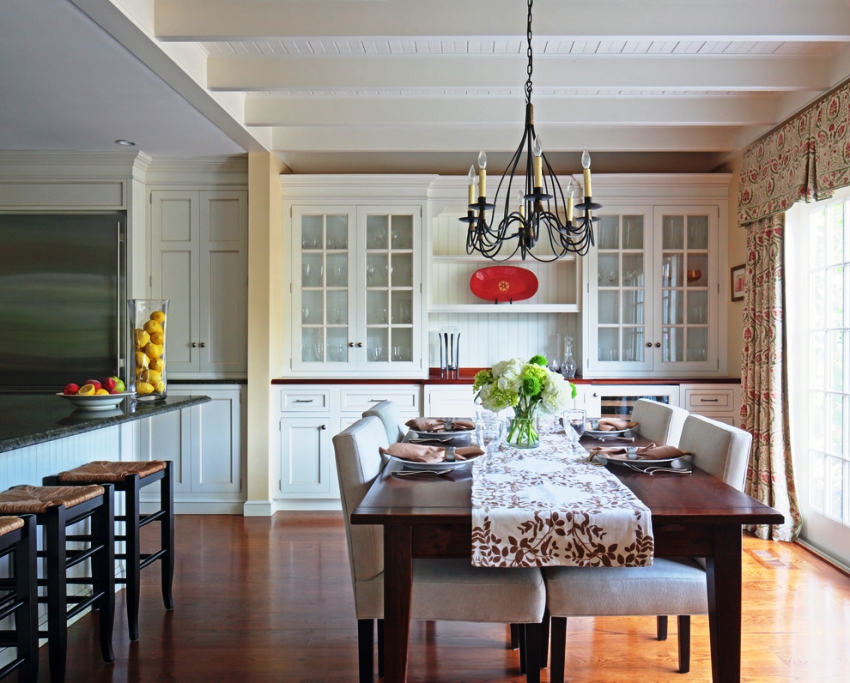 Gardiner må kombineres med andre tekstilelementer i kjøkkenet i Provence-stil Gardiner må kombineres med andre tekstilelementer i kjøkkenet i Provence-stil