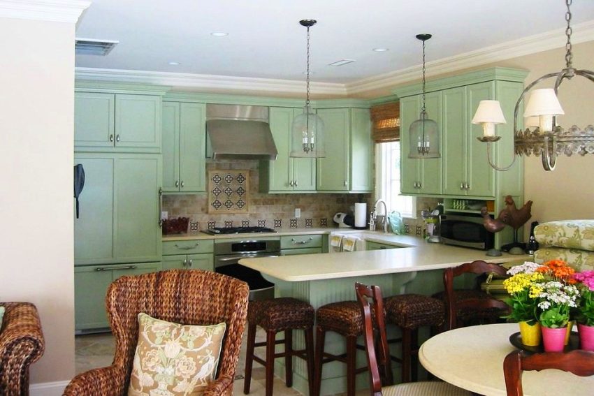 Et lite kjøkken i Provence-stil vil bare ha nytte av en lys farge - det virker visuelt større Et lite kjøkken i Provence-stil vil bare ha nytte av en lys farge - det virker visuelt større