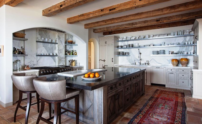 I provençalsk stil brukes naturlige materialer: tre, stein, keramikk og selvfølgelig metall I provençalsk stil brukes naturlige materialer: tre, stein, keramikk og selvfølgelig metall