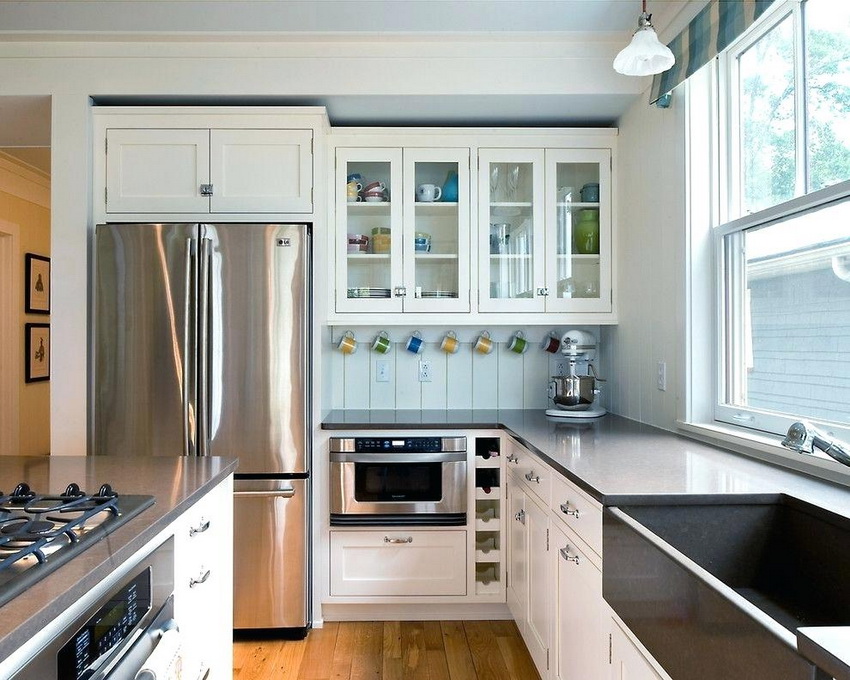 La cuisine doit être bien éclairée - cela ajoute de l'espace à la pièce La cuisine doit être bien éclairée - cela ajoute de l'espace à la pièce