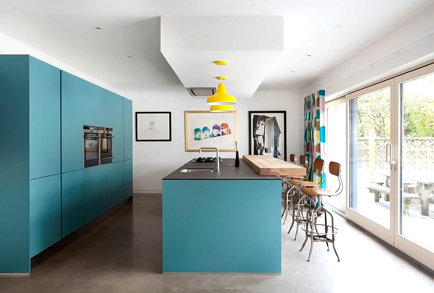 Os fones de ouvido de plástico estão disponíveis em uma variedade de cores Os fones de ouvido de plástico estão disponíveis em uma variedade de cores