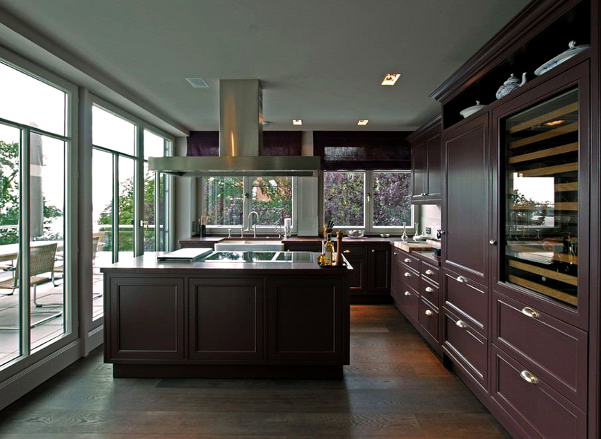 Os móveis de cozinha Art Nouveau são caracterizados por linhas retas e superfícies lisas Os móveis de cozinha Art Nouveau são caracterizados por linhas retas e superfícies lisas