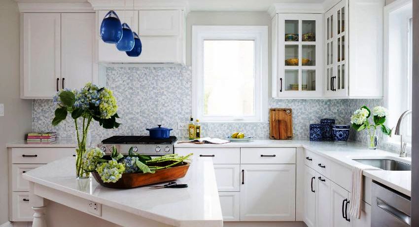 Un set de bucătărie pe colț este considerat o opțiune universală. Un set de bucătărie pe colț este considerat o opțiune universală.