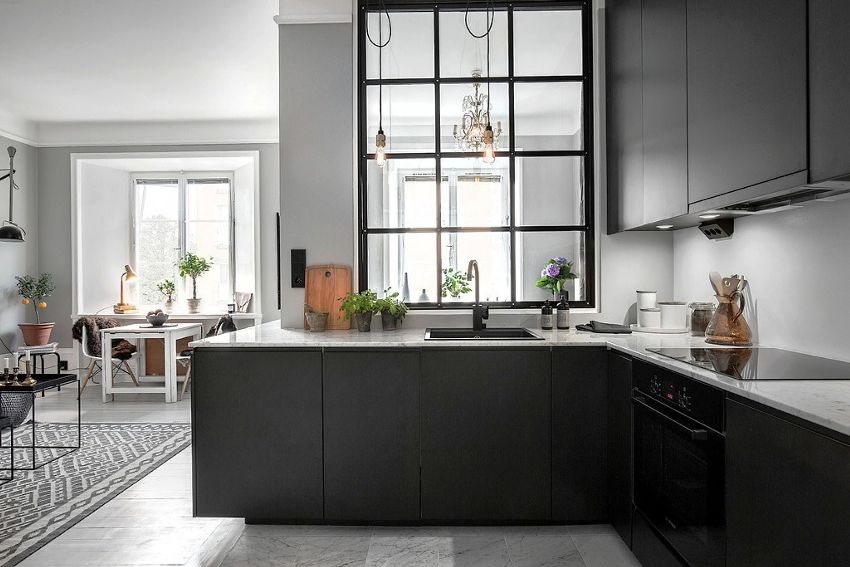 Setul modular de bucătărie utilizează optim spațiul liber Setul modular de bucătărie utilizează optim spațiul liber