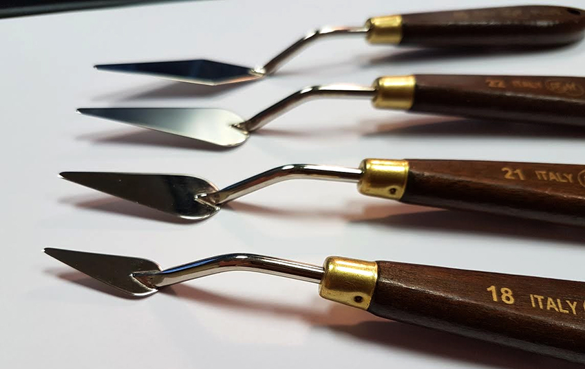 Da biste stvorili štukaturu, trebat će vam posebne lopatice, koje se nazivaju noževi za palete. Da biste stvorili štukaturu, trebat će vam posebne lopatice, koje se nazivaju noževi za palete.