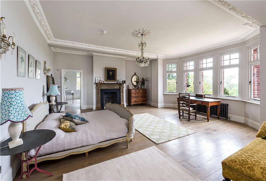 U pravilu, za proizvodnju stropnog vijenca od gipsa koristi se metoda lijevanja prostirkom. U pravilu, za proizvodnju stropnog vijenca od gipsa koristi se metoda lijevanja prostirkom.