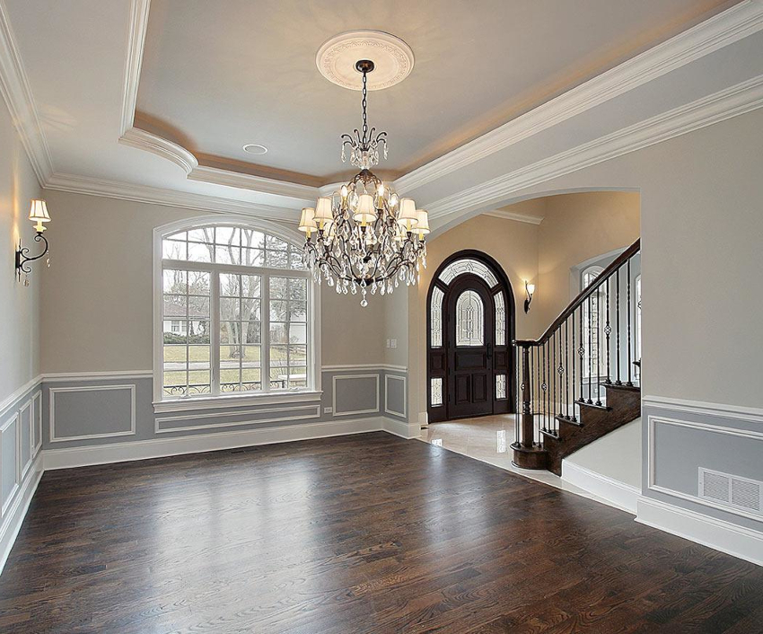 עשוי מפוליאוריטן: פיתוחים, עמודים, פילסטרים עם שושנות עשוי מפוליאוריטן: פיתוחים, עמודים, פילסטרים עם שושנות