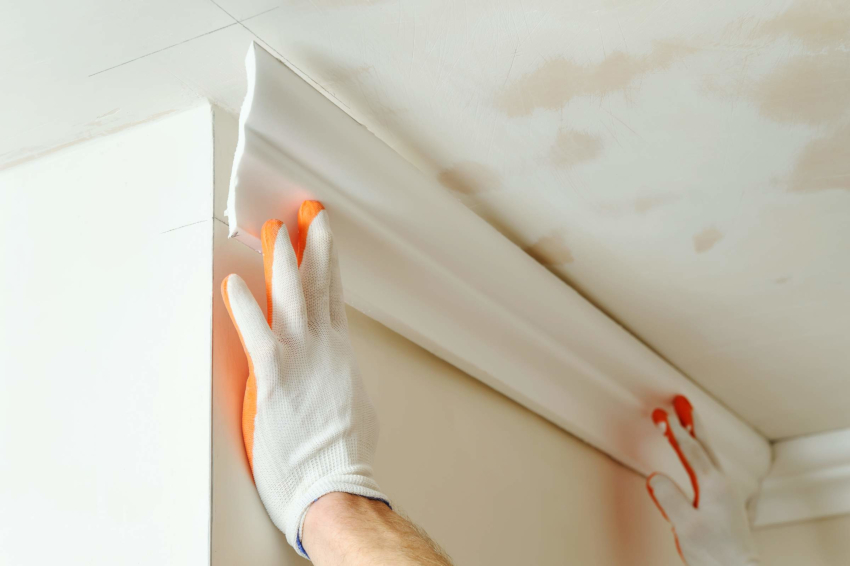 Do mocowania listew najczęściej stosuje się klej silikonowy. Do mocowania listew najczęściej stosuje się klej silikonowy.