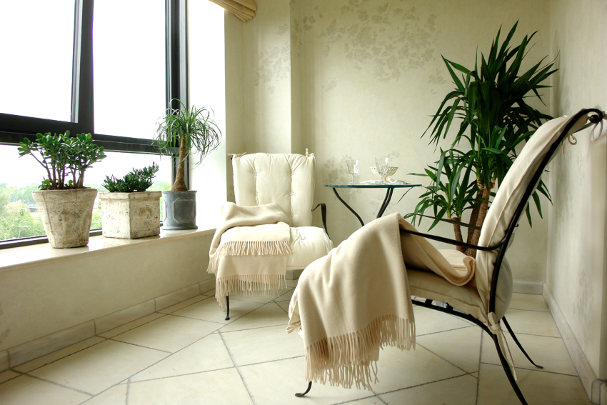 За довършване на балкона се използват: плочки, мазилка, тапети и други материали За довършване на балкона се използват: плочки, мазилка, тапети и други материали