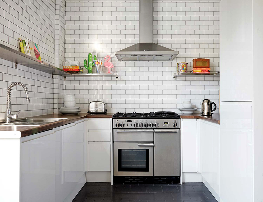 Удобно е да съхранявате различни малки предмети на ъгловите рафтове Удобно е да съхранявате различни малки предмети на ъгловите рафтове