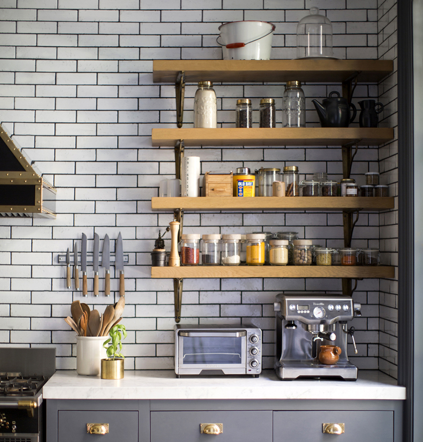 Красивите отворени рафтове могат да бъдат украса на кухнята Красивите отворени рафтове могат да бъдат украса на кухнята
