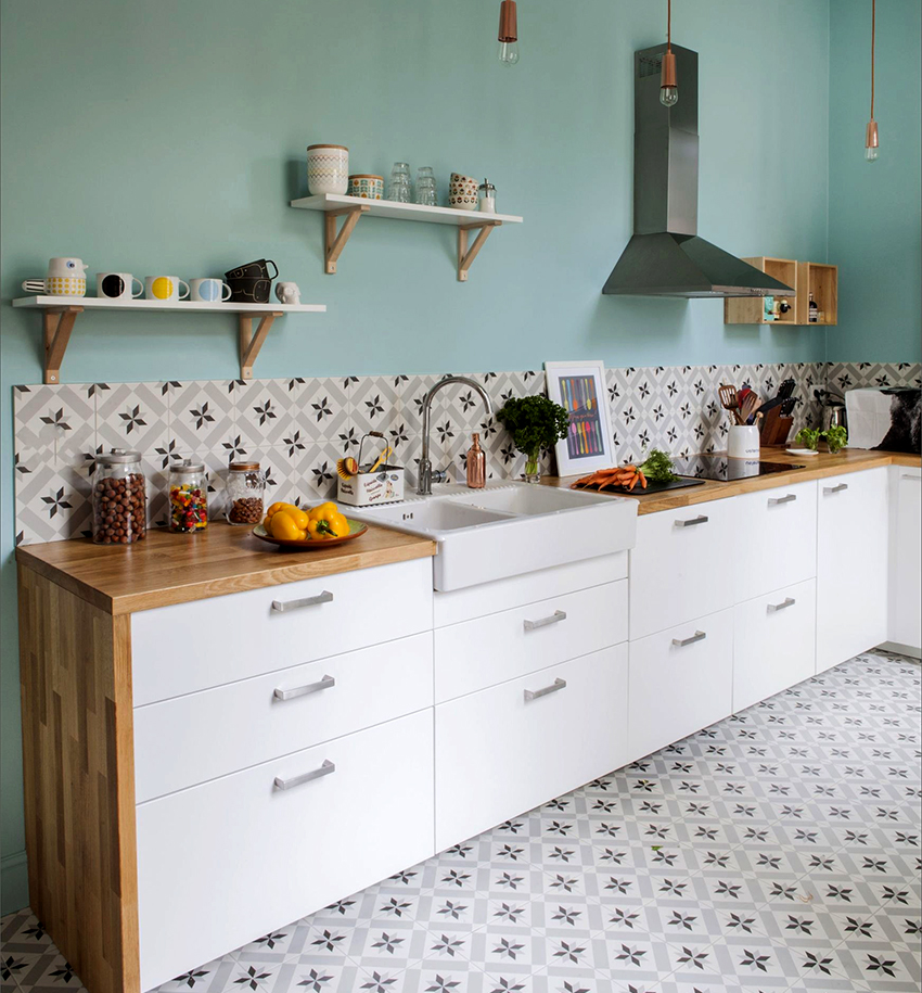 Висящите кухненски рафтове трябва да съвпадат с други мебели в стаята Висящите кухненски рафтове трябва да съвпадат с други мебели в стаята