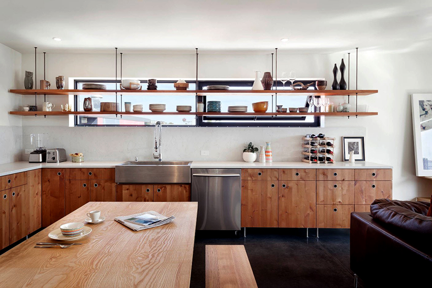 Откритите на тавана отворени рафтове изглеждат чудесно във всяка кухня Откритите на тавана отворени рафтове изглеждат чудесно във всяка кухня