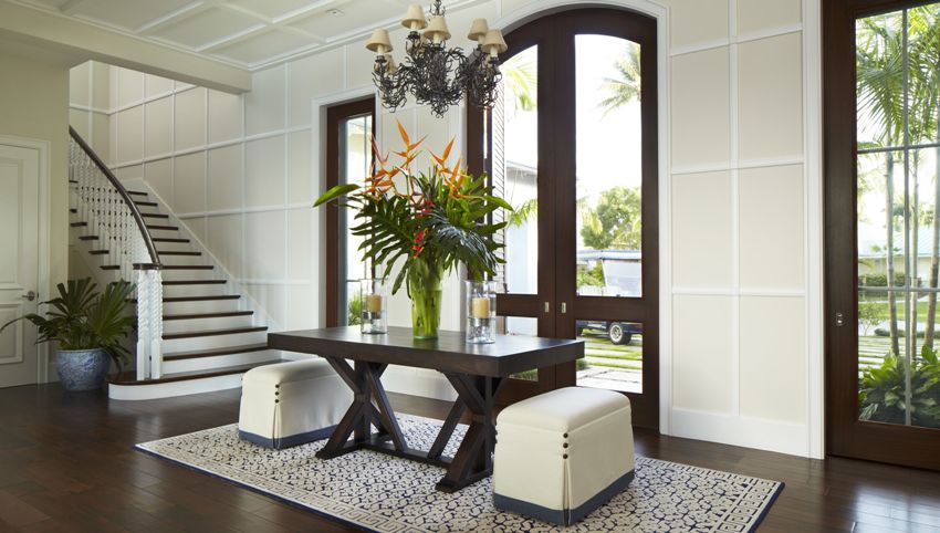 Hvis der vælges en moderne skammel til gangen, skal du foretrække små, kompakte modeller. Hvis der vælges en moderne skammel til gangen, skal du foretrække små, kompakte modeller.