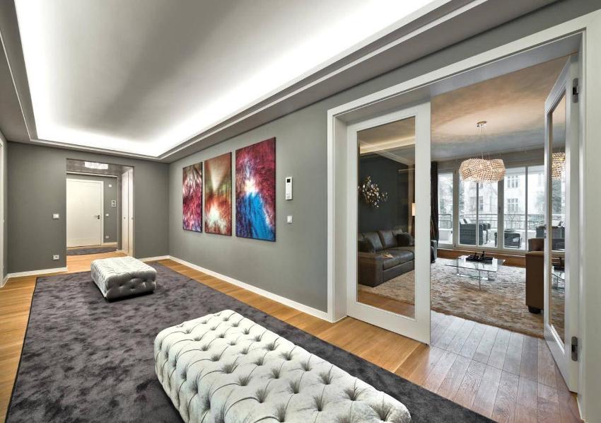 En blød fløjlspuff giver interiøret en følelse af hygge og komfort En blød fløjlspuff giver interiøret en følelse af hygge og komfort