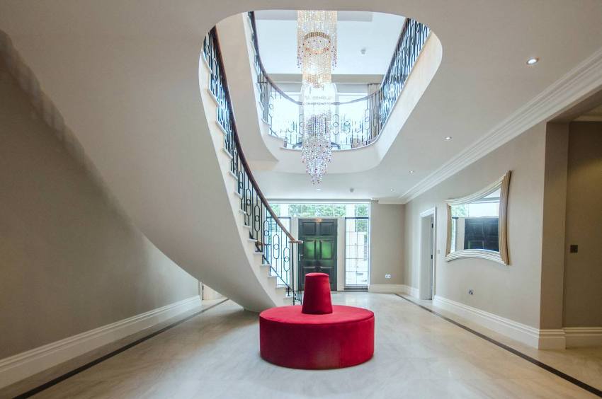 Du kan bruge en puff som et lyst element i hjemmets design i en klassisk stil Du kan bruge en puff som et lyst element i hjemmets design i en klassisk stil