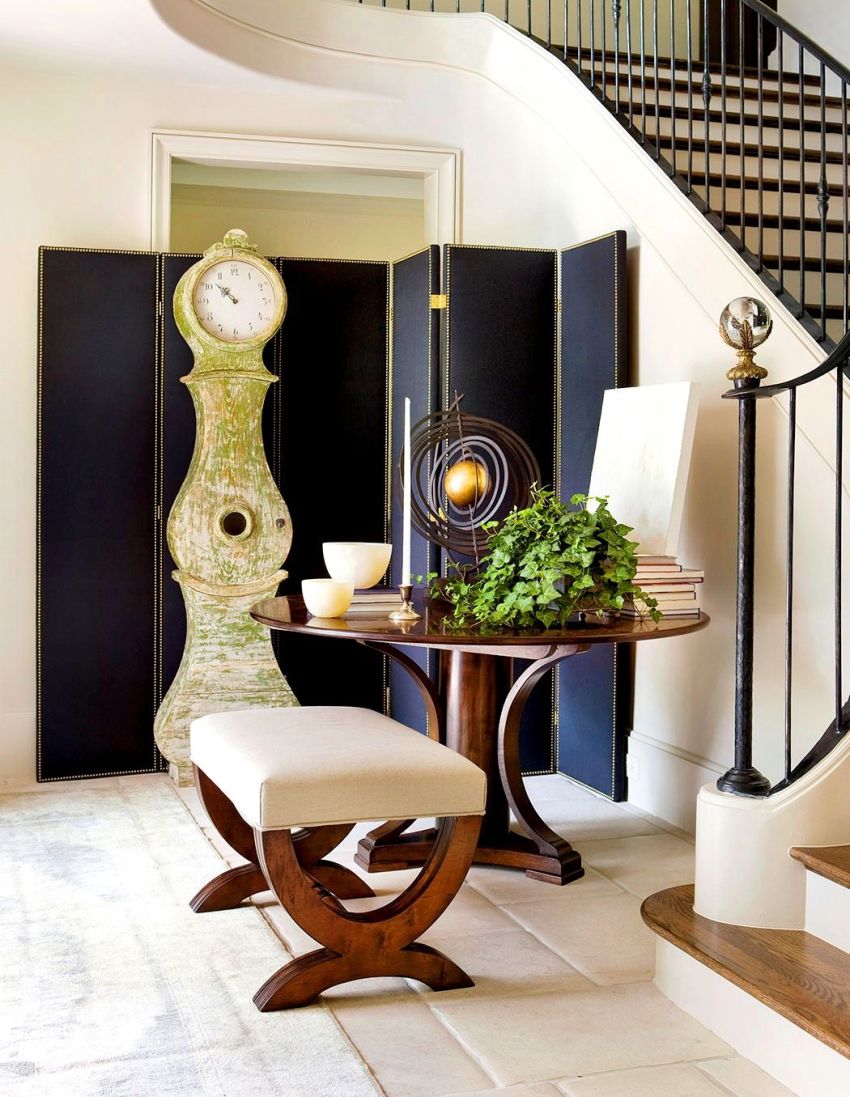 Modeller af puffer med ben kan overlappe hinanden med andre møbler og skabe et fremragende ensemble i interiøret Modeller af puffer med ben kan overlappe hinanden med andre møbler og skabe et fremragende ensemble i interiøret