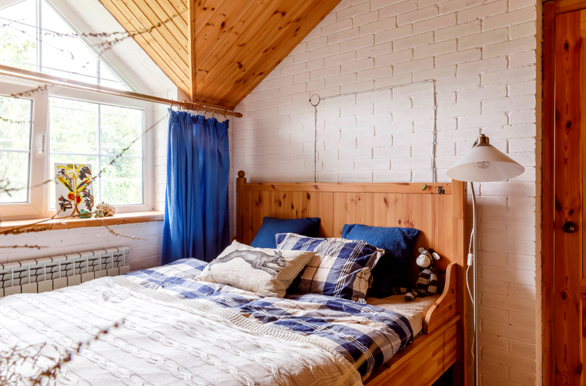 Høyden anses å være korrekt hvis du sitter på sengen, knærne danner en rett vinkel Høyden anses å være korrekt hvis du sitter på sengen, knærne danner en rett vinkel