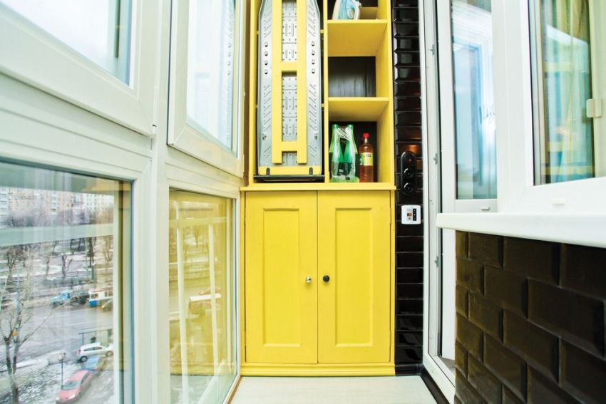 Bevor Sie den Schrank auf dem Balkon installieren, sollten Sie die interne Füllung sorgfältig prüfen. Bevor Sie den Schrank auf dem Balkon installieren, sollten Sie die interne Füllung sorgfältig prüfen.