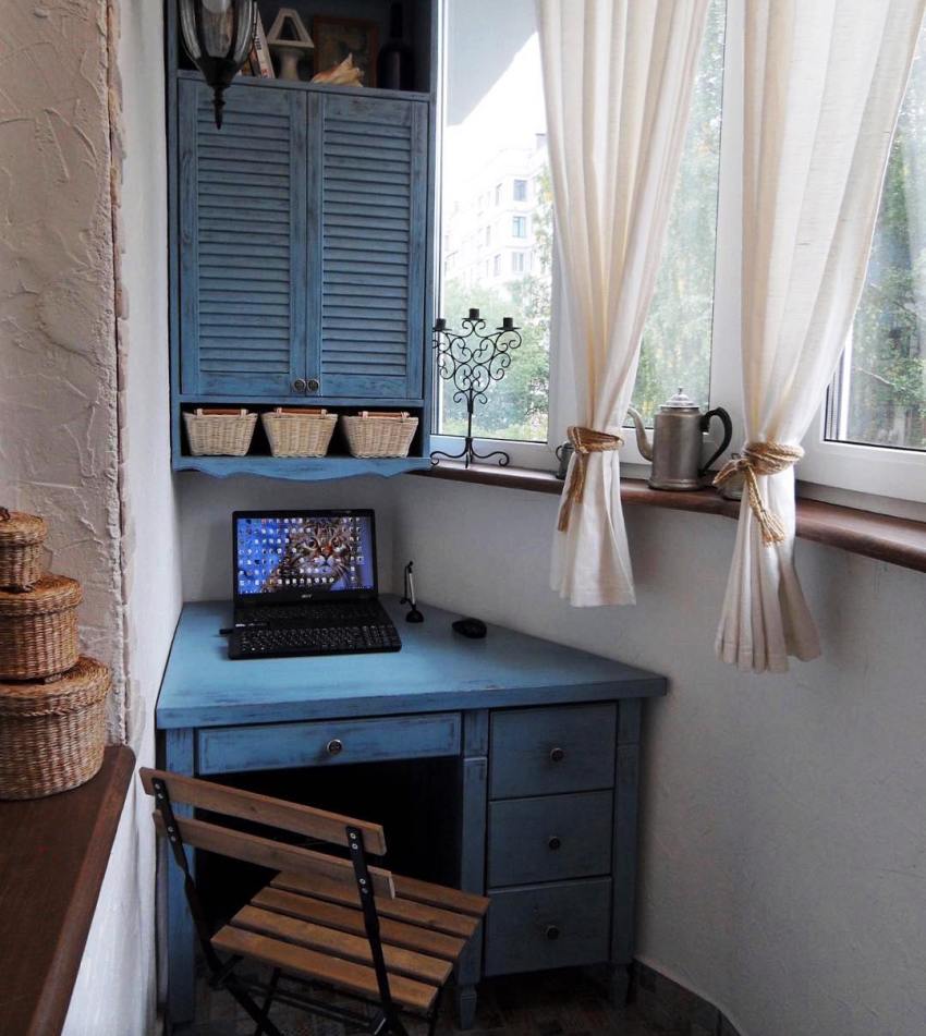 Der Kleiderschrank muss unbedingt in das Innere des Balkons passen Der Kleiderschrank muss unbedingt in das Innere des Balkons passen