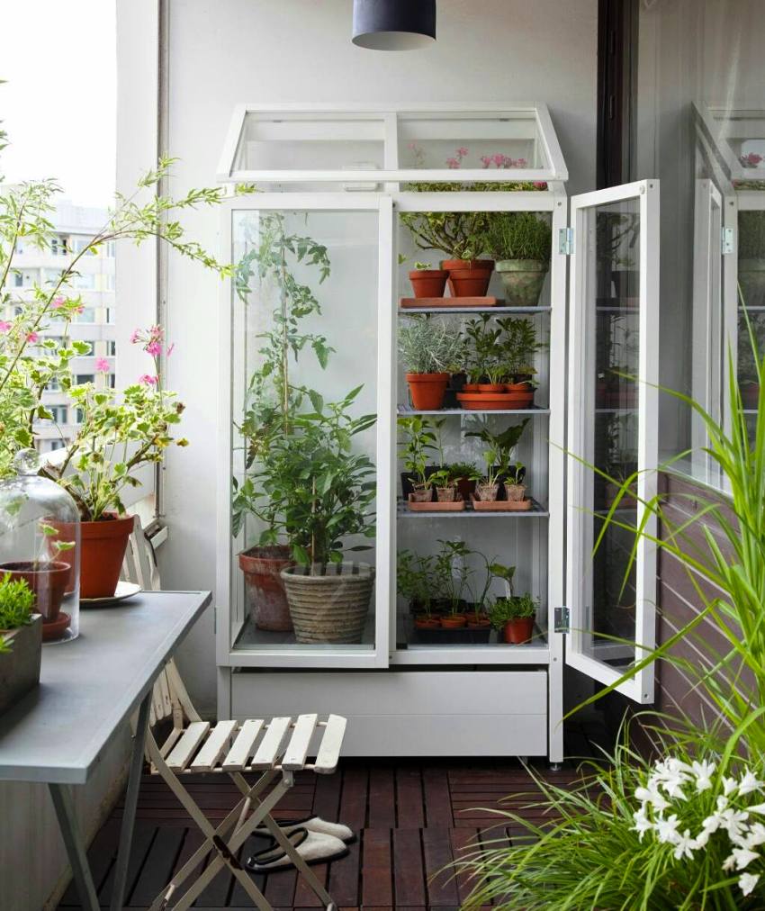 Eine Vielzahl von Gegenständen, Lebensmitteln und Pflanzen kann im Schrank auf dem Balkon aufbewahrt werden Eine Vielzahl von Gegenständen, Lebensmitteln und Pflanzen kann im Schrank auf dem Balkon aufbewahrt werden