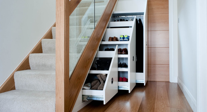 Skapets høyde under trappene på det høyeste punktet må være minst 1 meter Skapets høyde under trappene på det høyeste punktet må være minst 1 meter