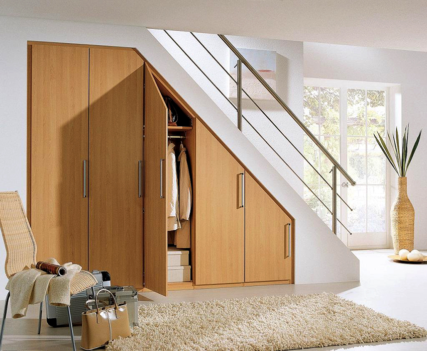 Garderobe under trappene - klassisk design Garderobe under trappene - klassisk design