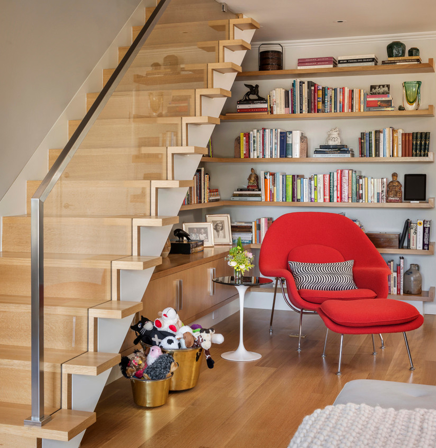 Skap under de åpne trappene har en enkel struktur, slik at montering kan gjøres selv Skap under åpne trapper har en enkel struktur, slik at du kan montere dem selv