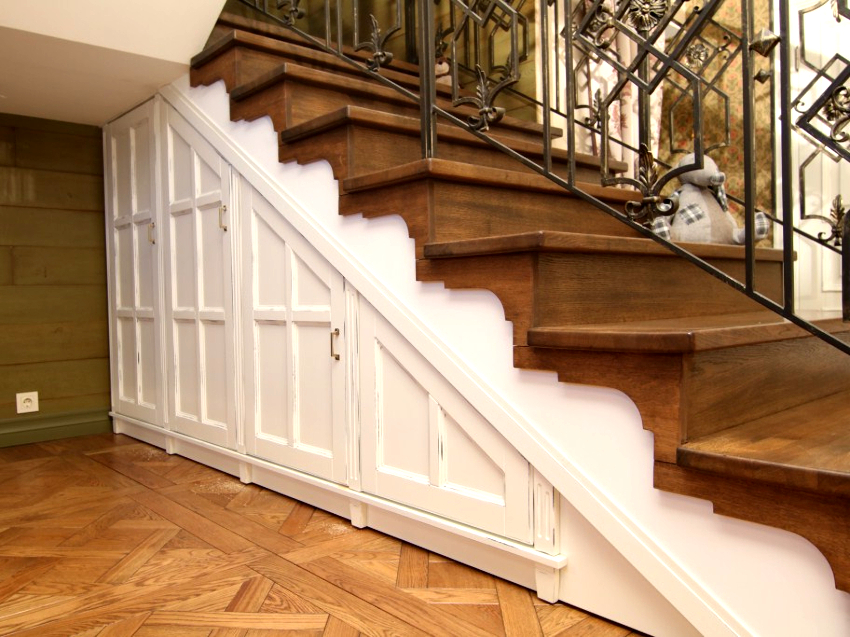 Den innebygde garderoben under trappen er ikke bare et ergonomisk design, men også et slående designelement Den innebygde garderoben under trappen er ikke bare et ergonomisk design, men også et slående designelement