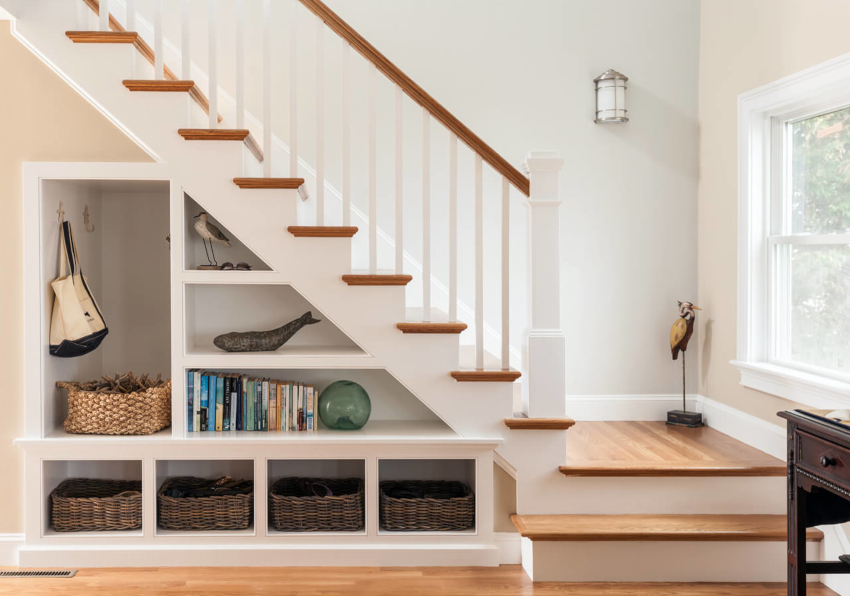 Før du begynner å bygge et skap under trappen, må du bestemme hva som skal lagres i det Før du begynner å bygge et skap under trappen, må du bestemme hva som skal lagres i det