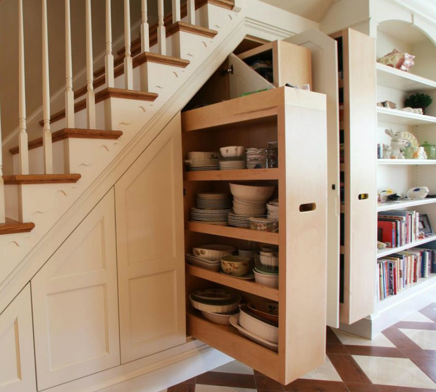 Et gyngeskap under trappene er installert hvis rommet har nok plass til å åpne dørene Et gyngeskap under trappene er installert hvis rommet har nok plass til å åpne dørene