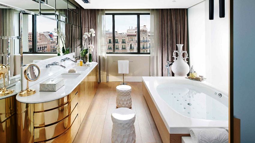 Zlaté béžové farby v interiéri modernej kúpeľne vyzerajú veľmi krásne a originálne Zlaté béžové farby v interiéri modernej kúpeľne vyzerajú veľmi krásne a originálne